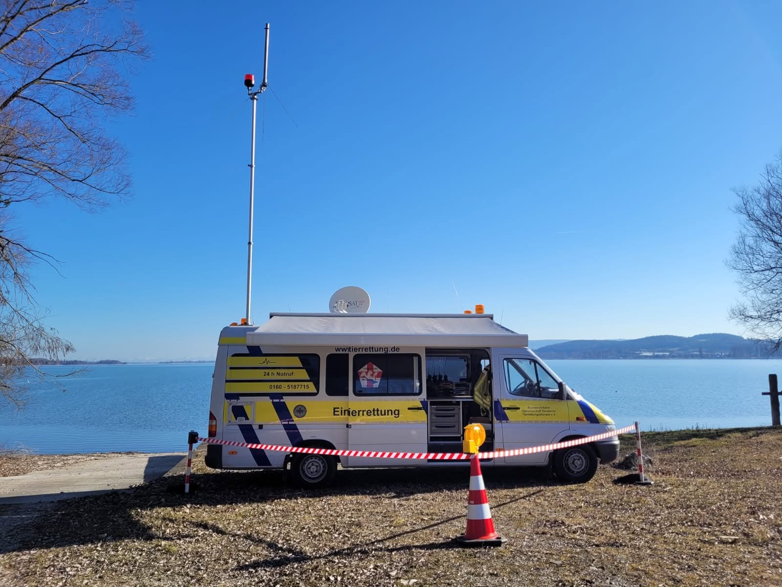 Einsatzleitwagen der Tierrettung mit ausgefahrenem Funkmast