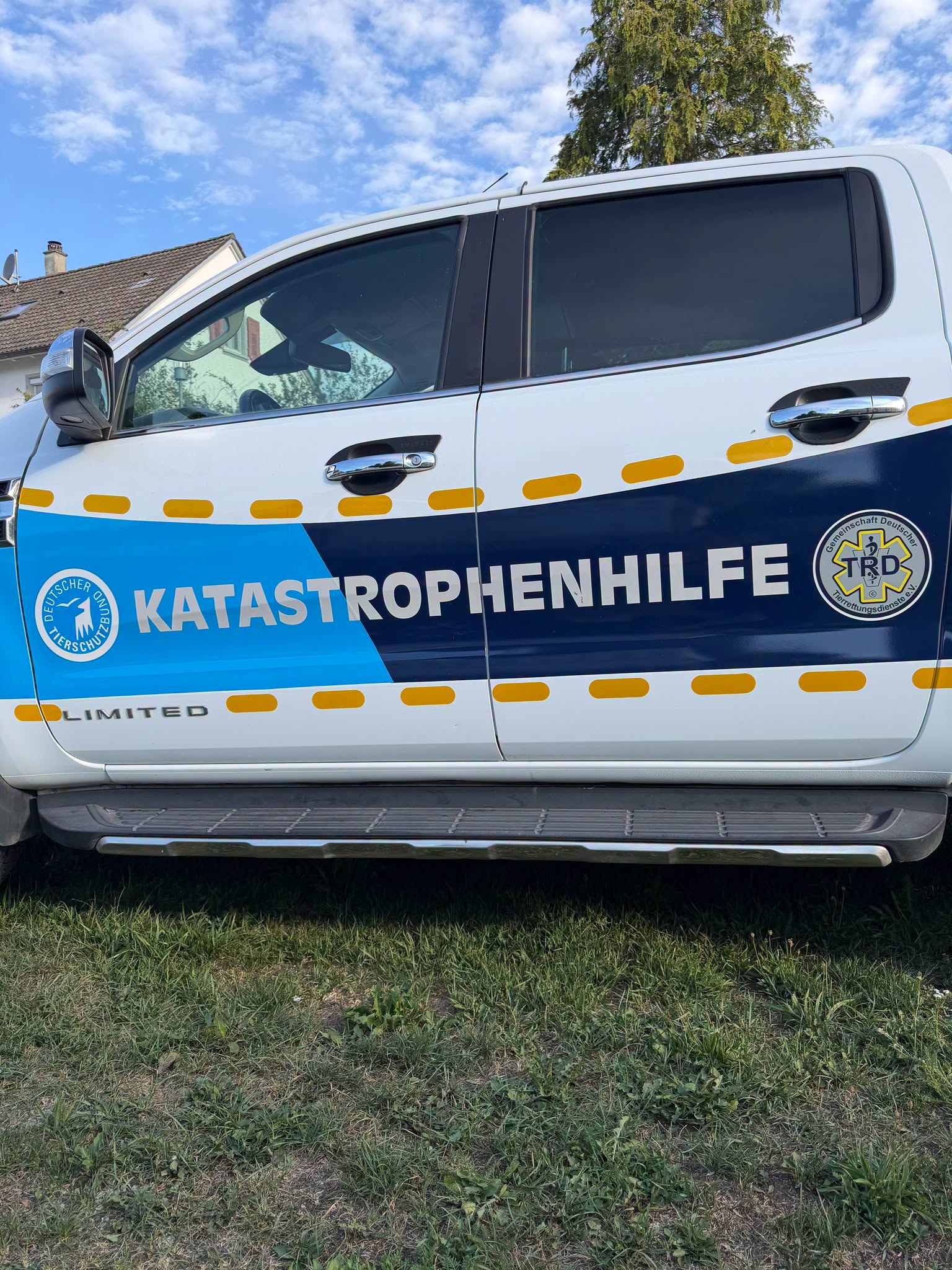 Katastrophenhilfe-Fahrzeug mit den Logos von Deutschem Tierschutzbund und Tierrettungsdiensten