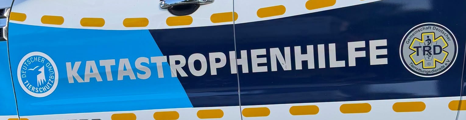 Einsatzfahrzeug mit dem Schriftzug Katastrophenhilfe auf der Tür