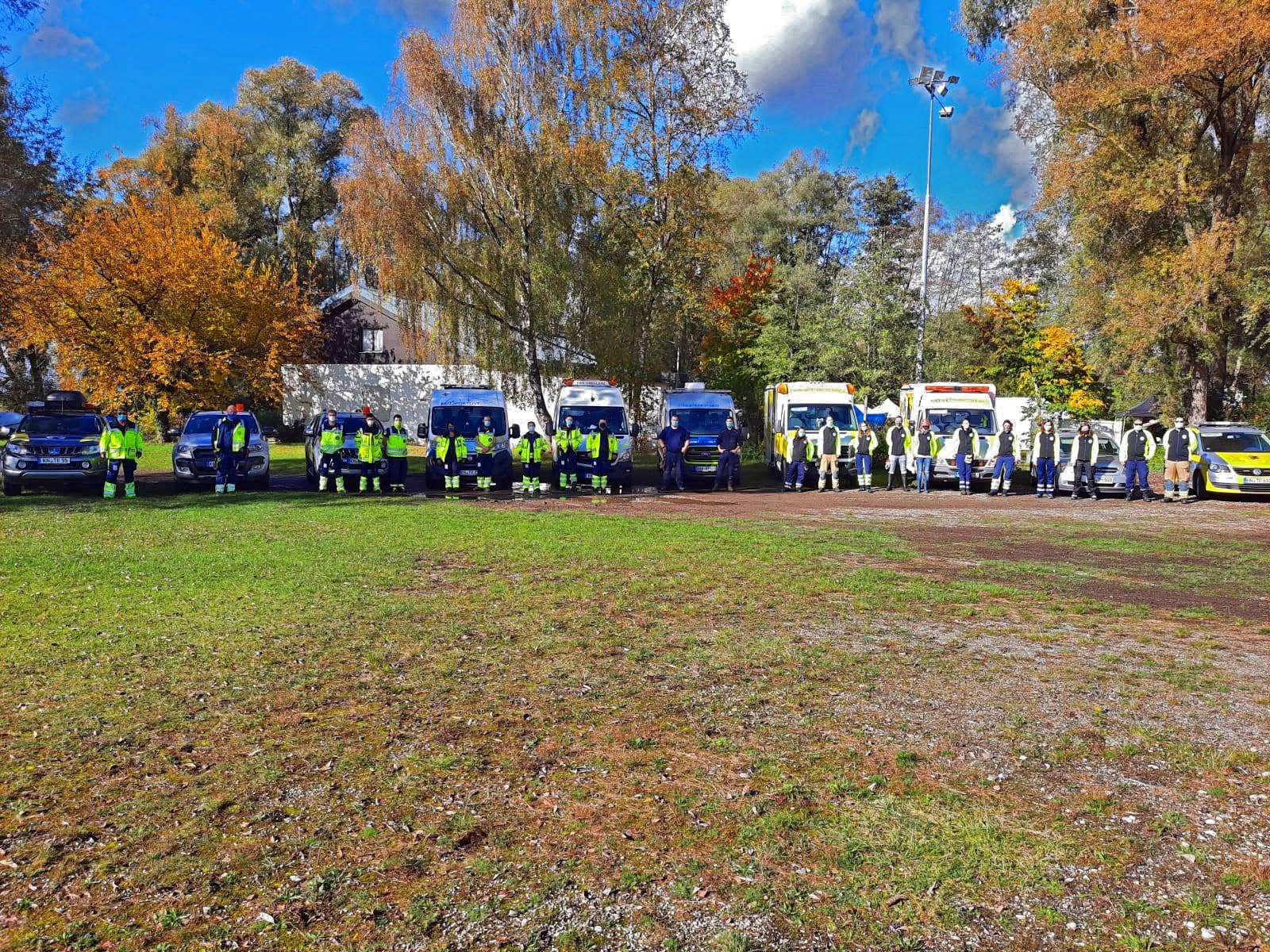 Einsatzkräfte und Fahrzeuge der Verbandsmitglieder bei einem gemeinsamen Treffen