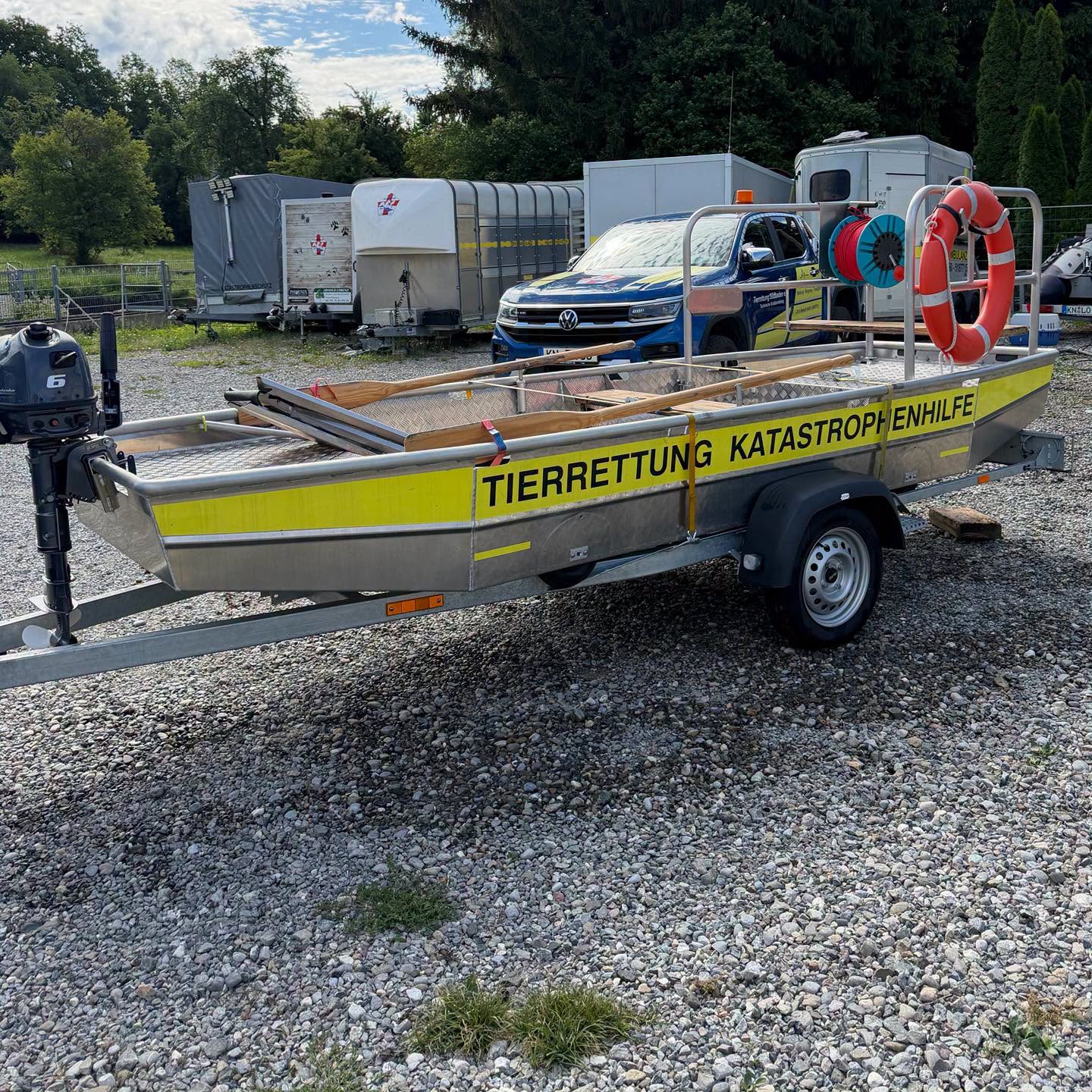 Rettungstransportboot der Tierrettung Katastrophenhilfe auf dem Anhänger