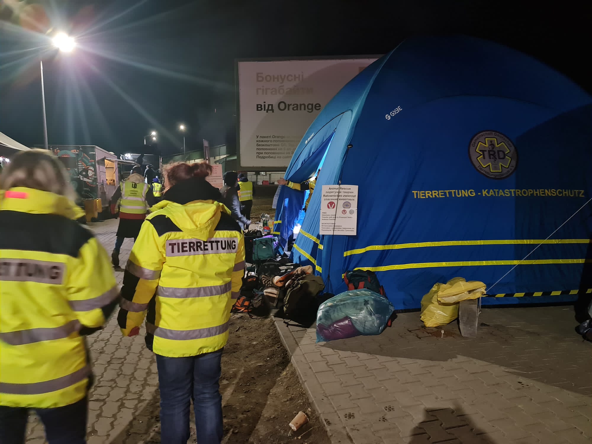 Einsatzzelt der Tierrettung an der ukrainischen Grenze bei Nacht